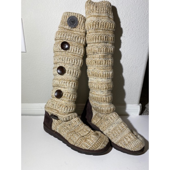 Muk Luks Shelly boots size 9 button tall brown